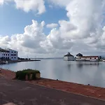 Avec Vue Sur L'etang